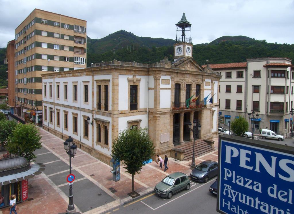 Pension Plaza Del Ayuntamiento Hotel Cangas de Onis Exterior photo