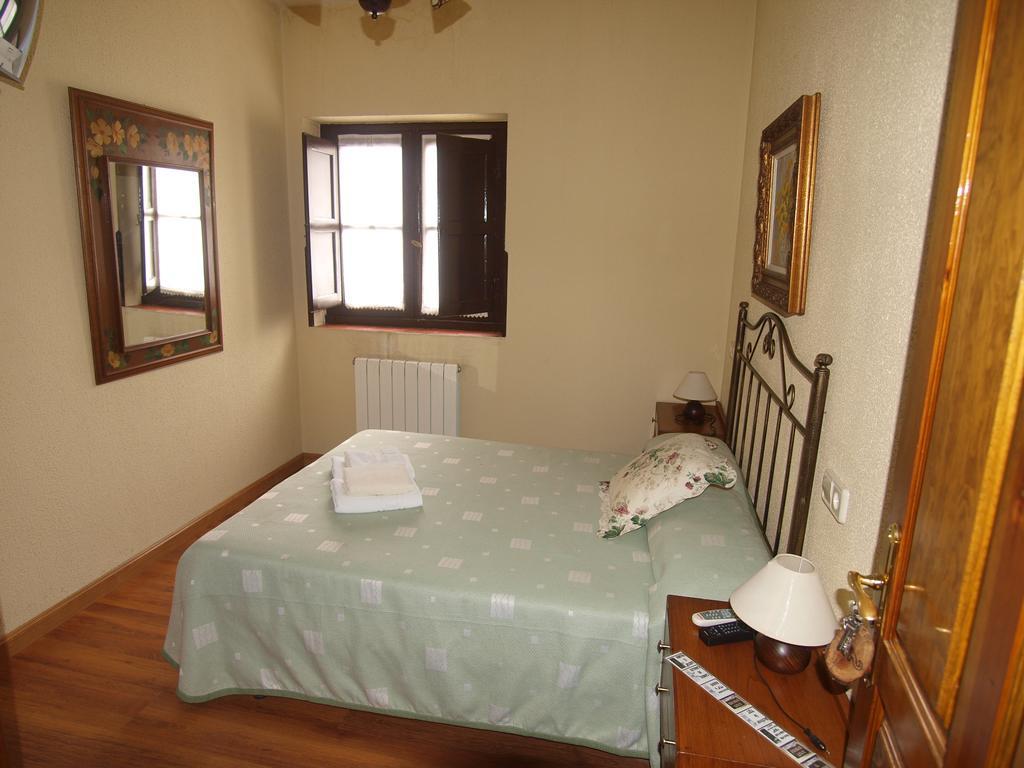 Pension Plaza Del Ayuntamiento Hotel Cangas de Onis Room photo